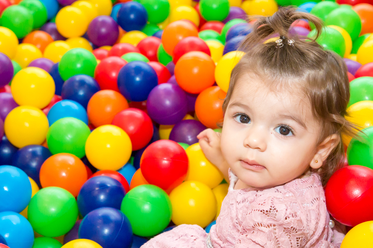 MENINA de VESTIDO rosa BRINCANDO em PISCINA de BOLINHAS no click do FOTÓGRAFO de FESTA INFANTIL em SÃO PAULO, SP em uma imagem colorida