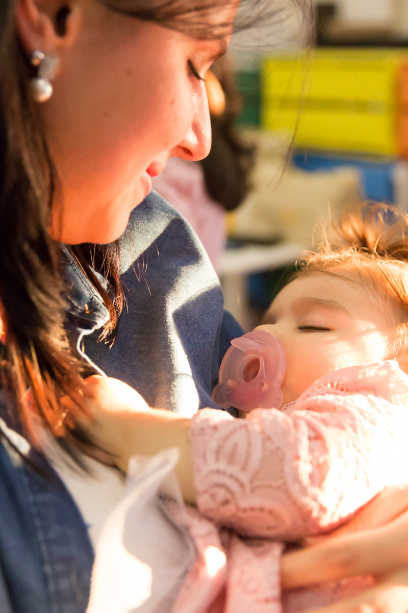 MENINA dormindo no FINAL da FESTA em frente a decoração tema MINNIE nas cores ROSA e BRANCO no click do FOTÓGRAFO de FESTA INFANTIL em SÃO PAULO, SP em uma imagem colorida