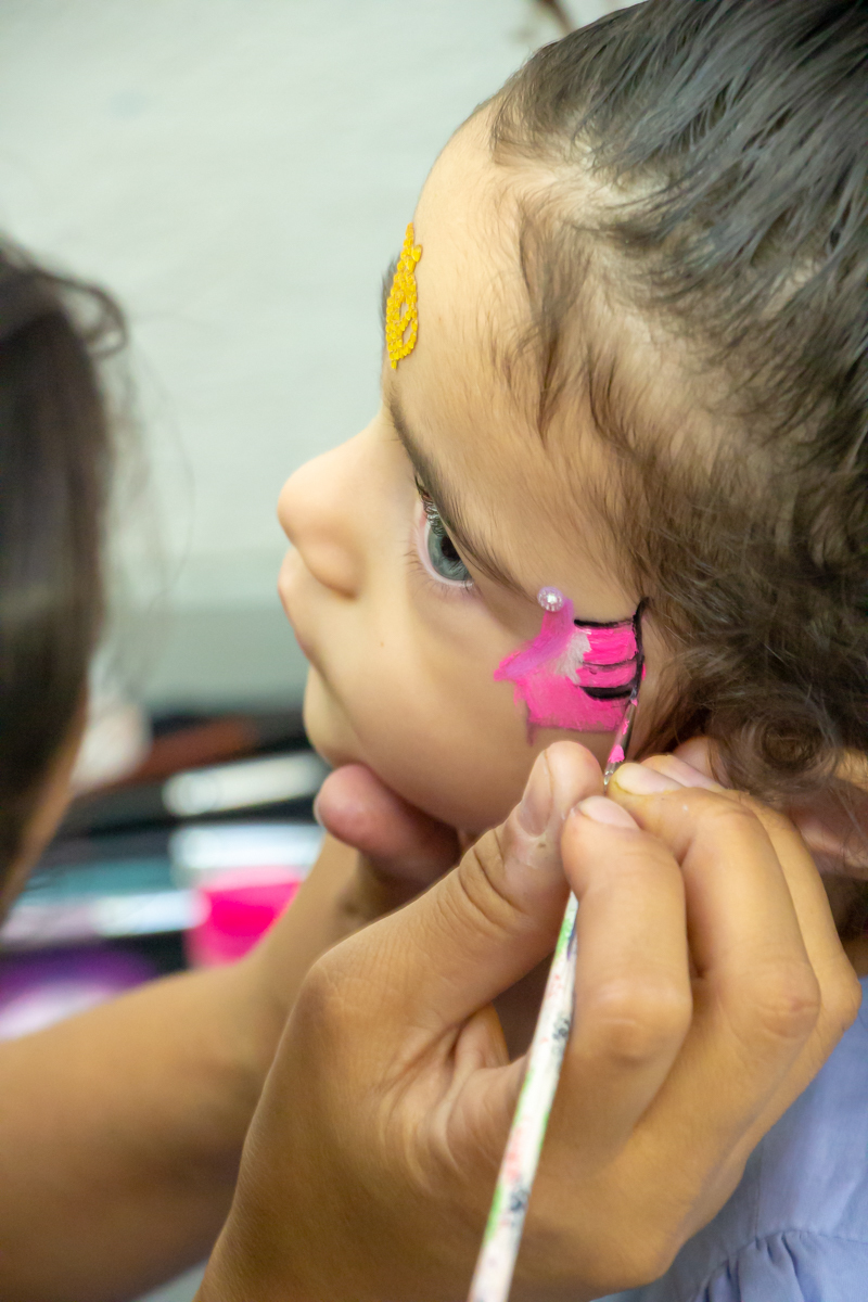 MENINA recebendo PINTURA no ROSTO no click do FOTÓGRAFO de FESTA INFANTIL em SÃO PAULO, SP em uma imagem colorida