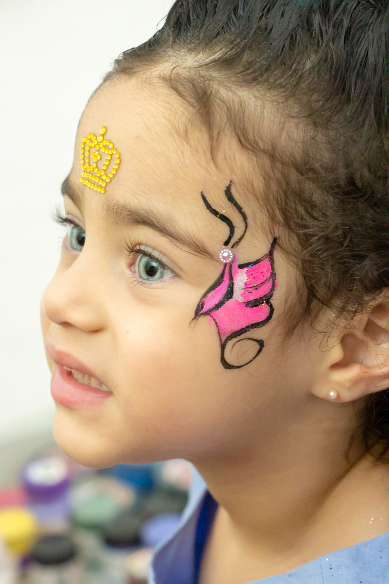 MENINA recebendo PINTURA no ROSTO no click do FOTÓGRAFO de FESTA INFANTIL em SÃO PAULO, SP em uma imagem colorida