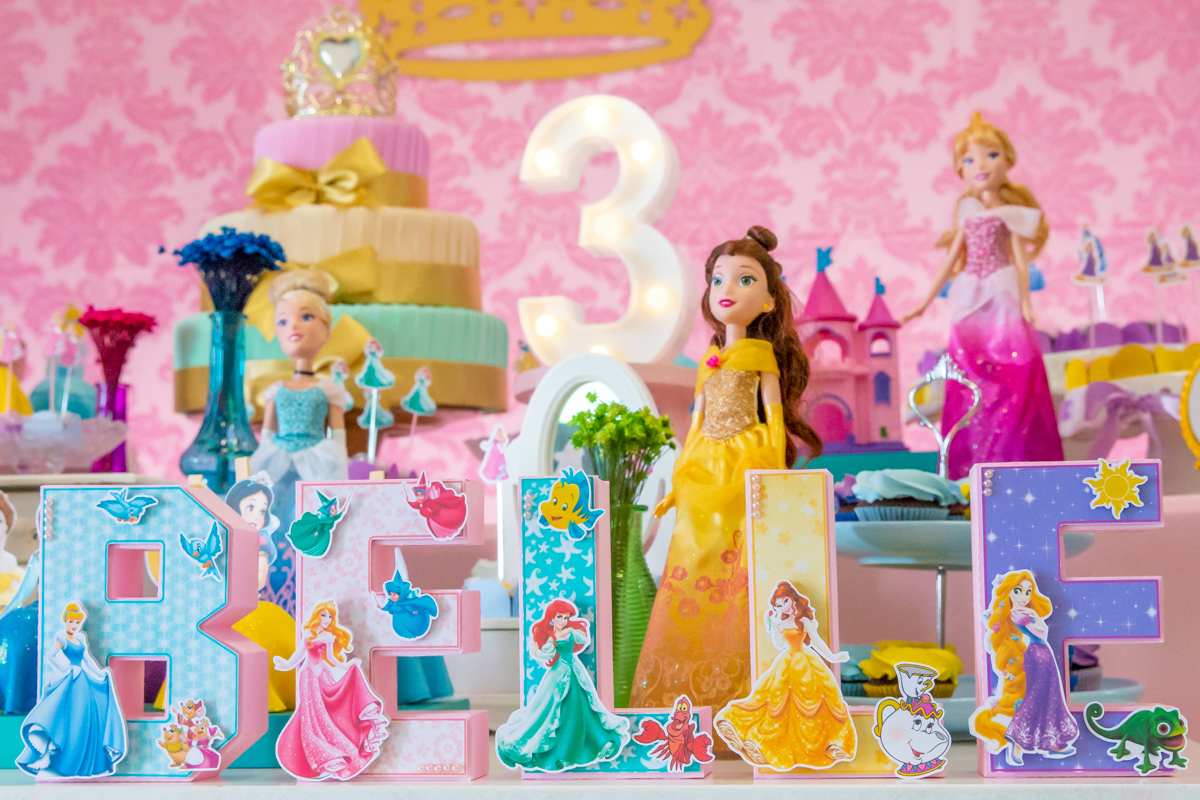 Decoração tema PRINCESAS nas cores ROSA, DOURADO e LILÁS no click do FOTÓGRAFO de FESTA INFANTIL em SÃO PAULO, SP em uma imagem colorida
