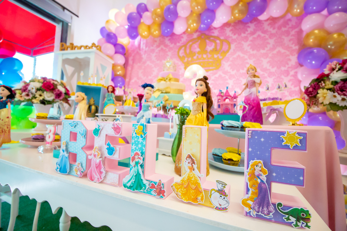 Decoração tema PRINCESAS nas cores ROSA, DOURADO e LILÁS no click do FOTÓGRAFO de FESTA INFANTIL em SÃO PAULO, SP em uma imagem colorida