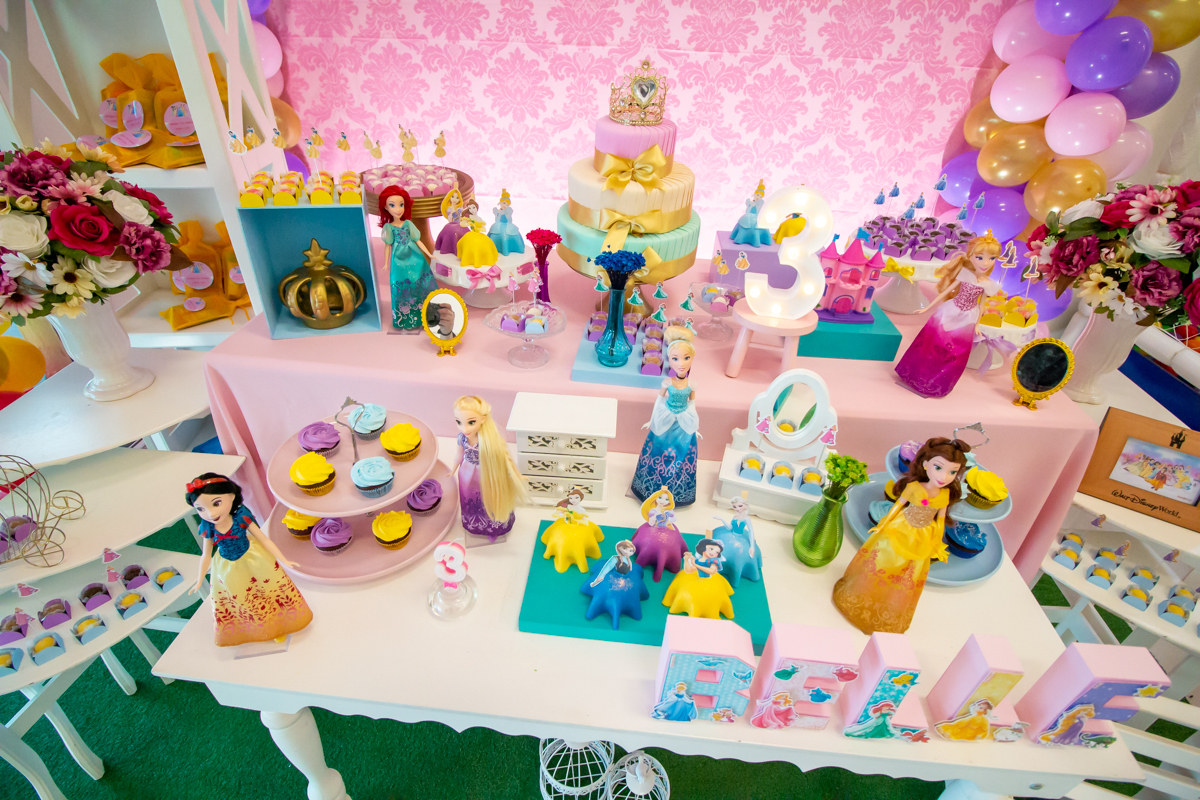 Decoração tema PRINCESAS nas cores ROSA, DOURADO e LILÁS no click do FOTÓGRAFO de FESTA INFANTIL em SÃO PAULO, SP em uma imagem colorida