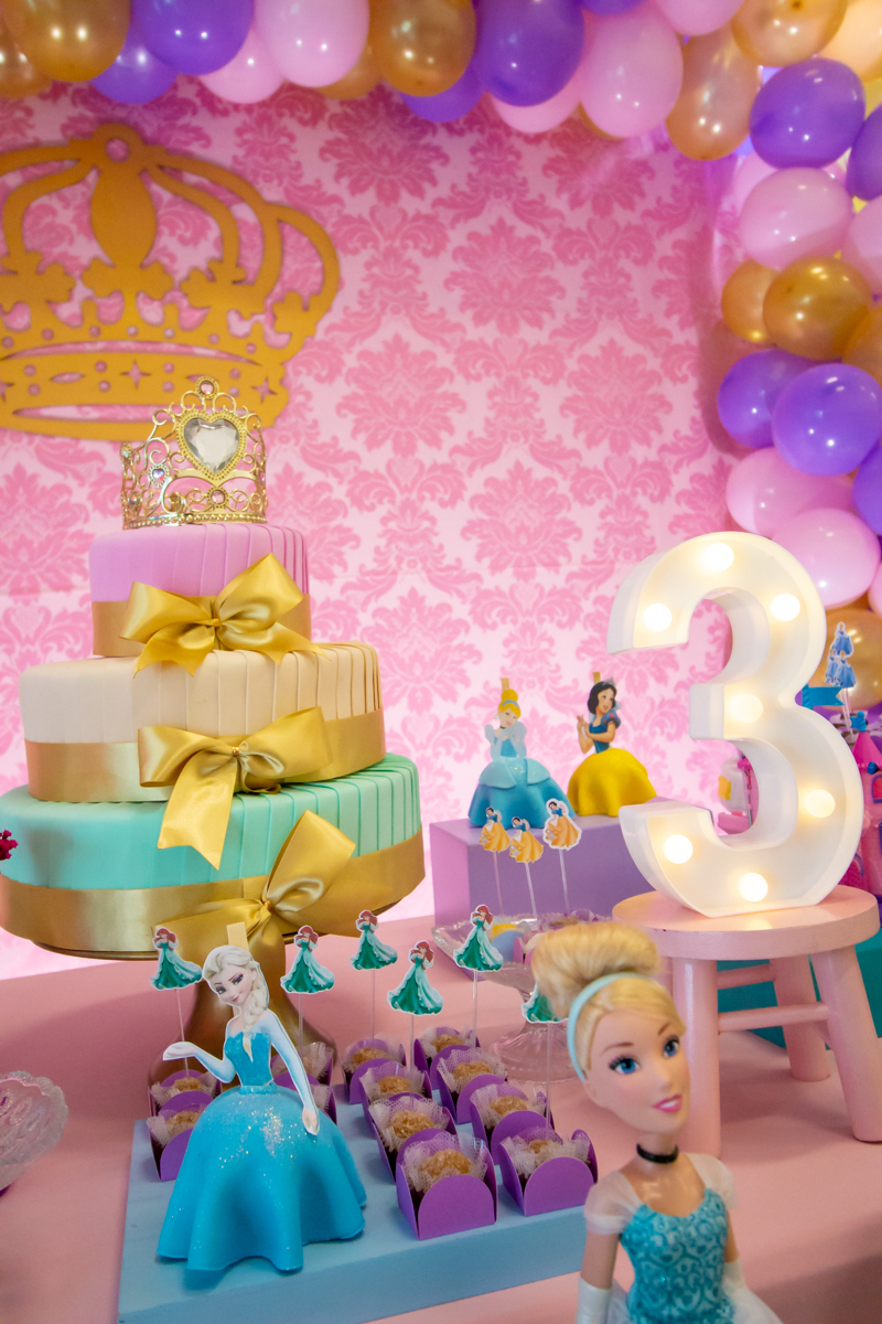 Decoração tema PRINCESAS nas cores ROSA, DOURADO e LILÁS no click do FOTÓGRAFO de FESTA INFANTIL em SÃO PAULO, SP em uma imagem colorida