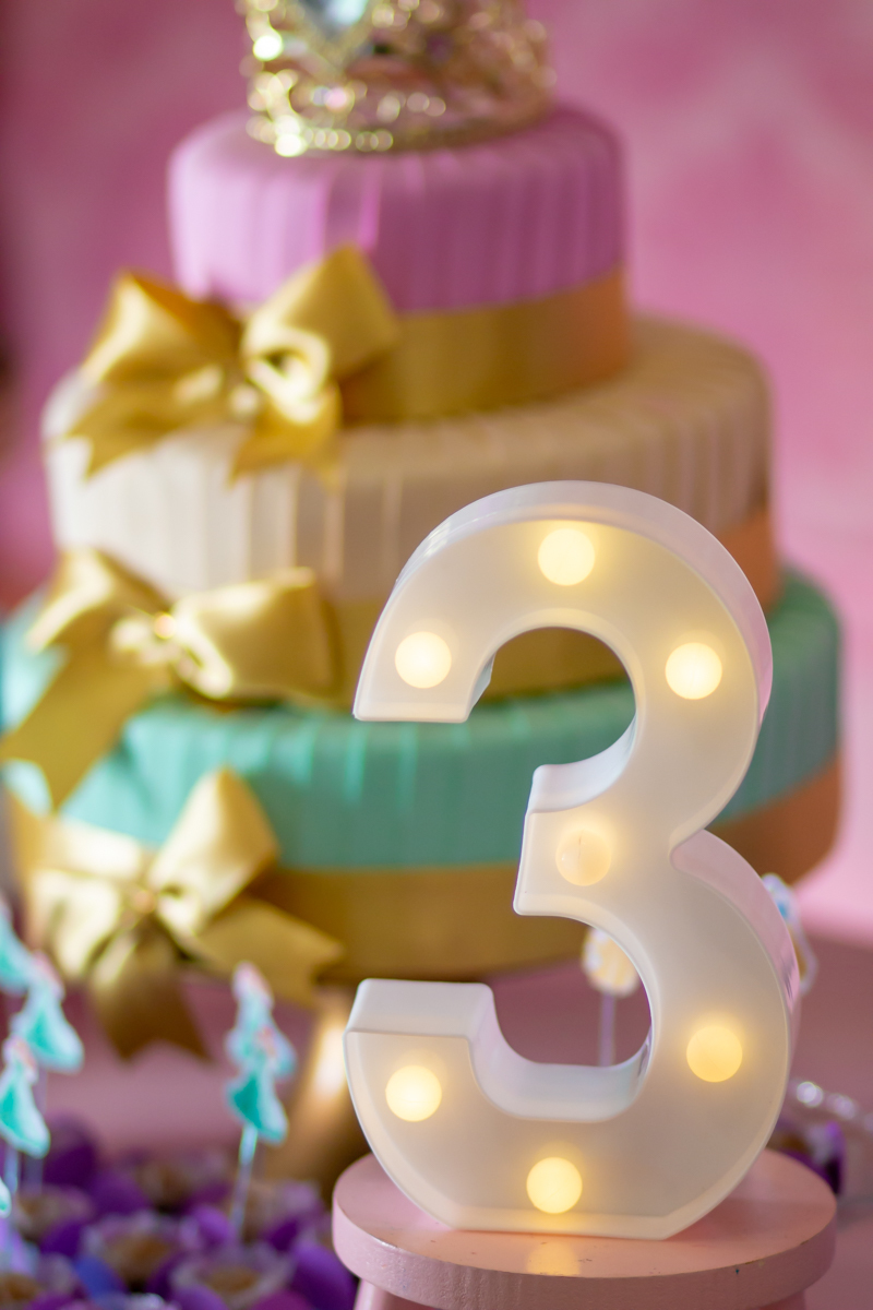 Decoração tema PRINCESAS nas cores ROSA, DOURADO e LILÁS no click do FOTÓGRAFO de FESTA INFANTIL em SÃO PAULO, SP em uma imagem colorida