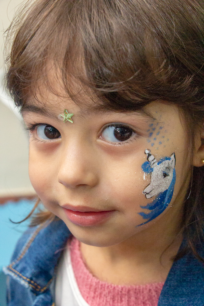 MENINA de ROSTO PINTADO no click do FOTÓGRAFO de FESTA INFANTIL em SÃO PAULO, SP em uma imagem colorida