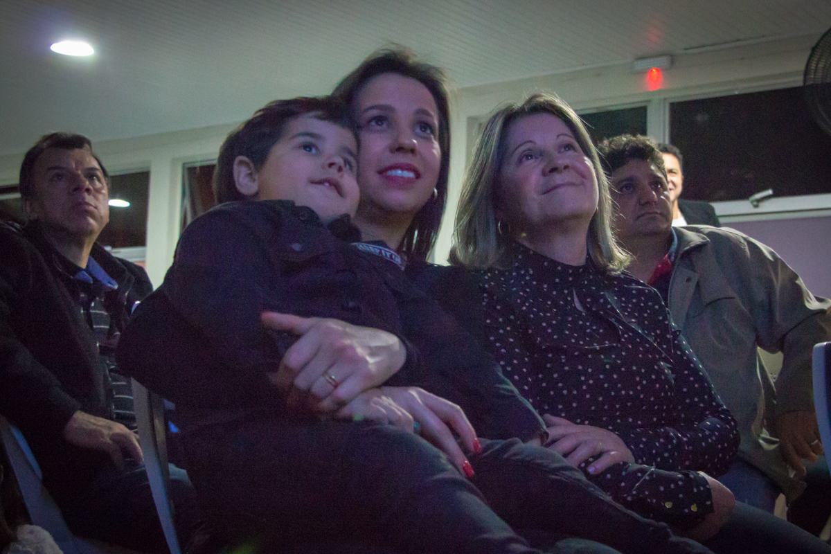 MENINO com sua MÃE e AVÓ em decoração tema PATRULHA CANINA no click do FOTÓGRAFO de FESTA INFANTIL em SÃO PAULO, SP em uma imagem colorida