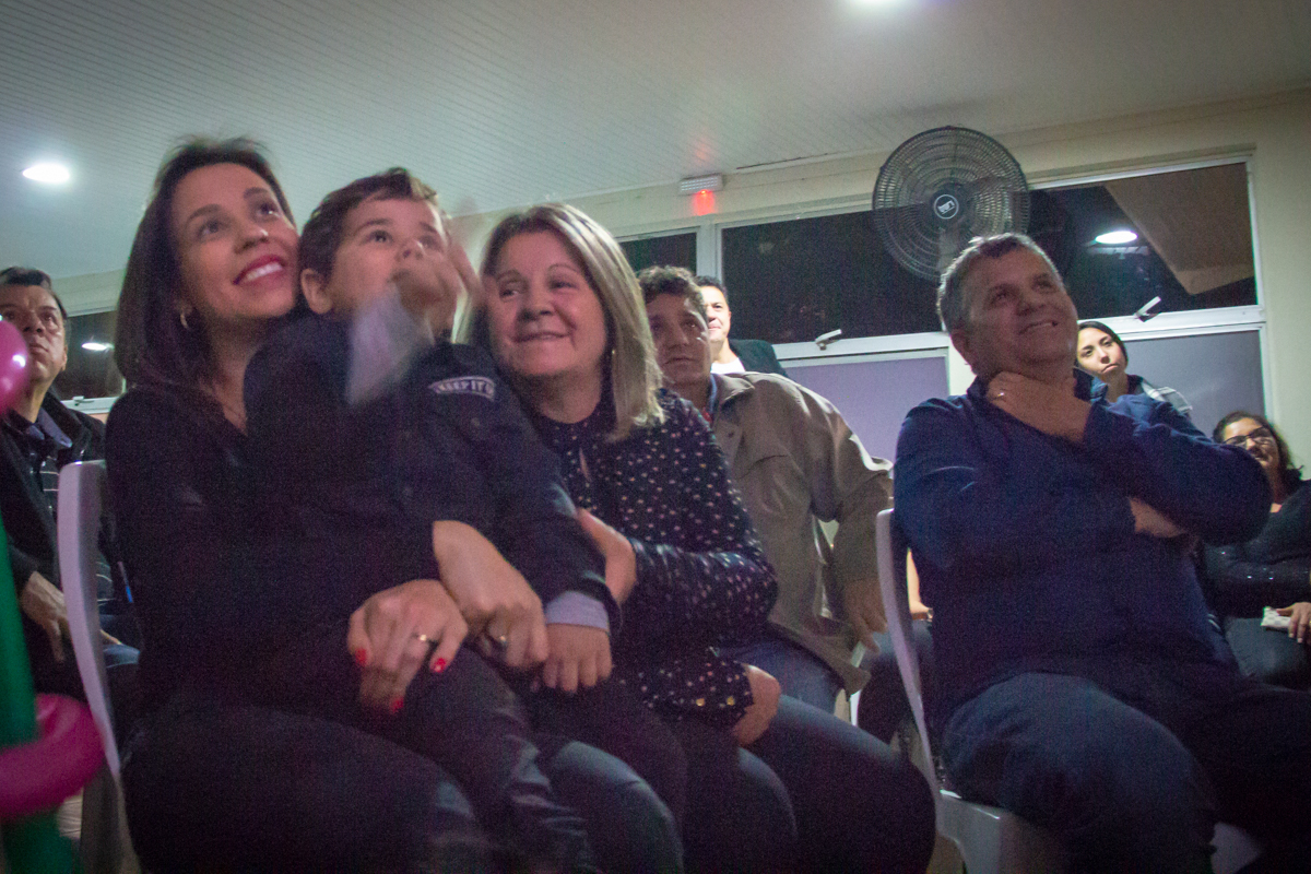 MENINO com sua MÃE, PAI e AVÓ em decoração tema PATRULHA CANINA no click do FOTÓGRAFO de FESTA INFANTIL em SÃO PAULO, SP em uma imagem colorida