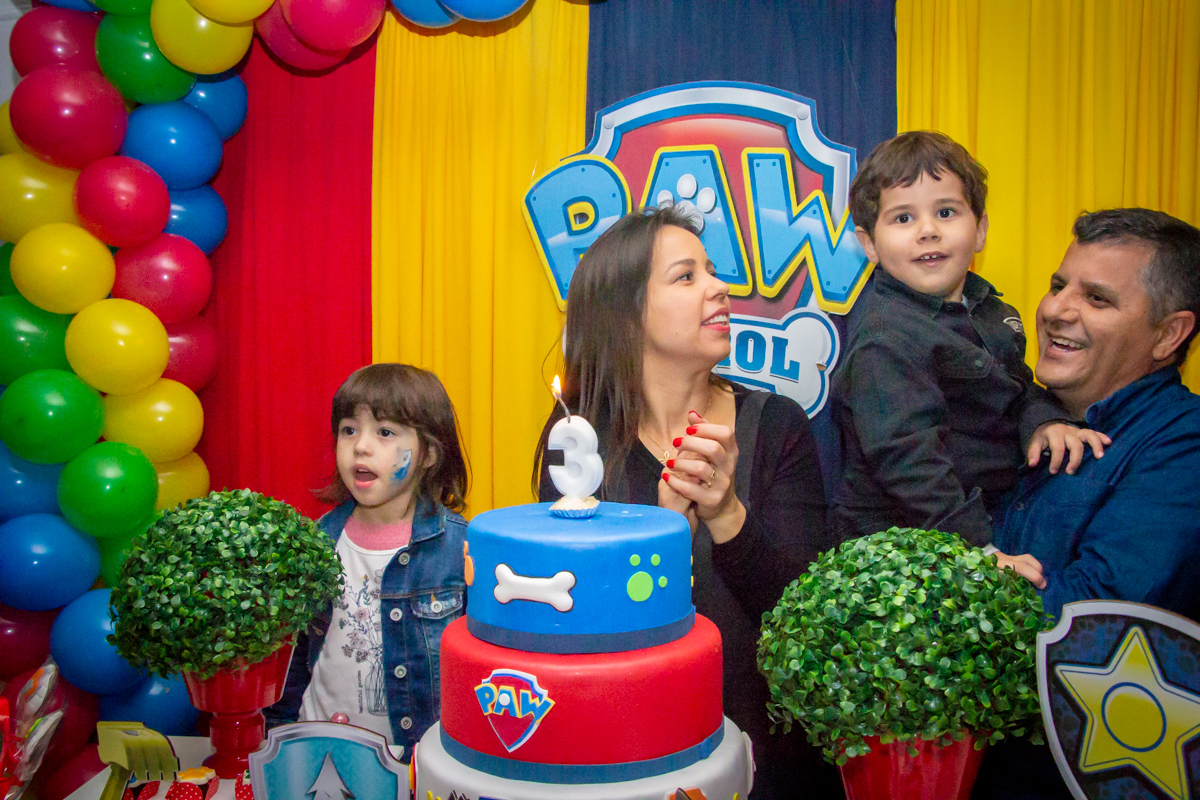 MENINO com sua FAMÍLIA contando PARABÉNS em decoração tema PATRULHA CANINA no click do FOTÓGRAFO de FESTA INFANTIL em SÃO PAULO, SP em uma imagem colorida