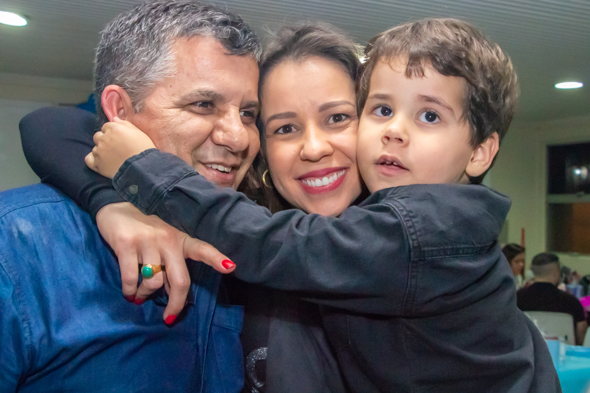 MENINO com seus PAIS no click do FOTÓGRAFO de FESTA INFANTIL em SÃO PAULO, SP em uma imagem colorida