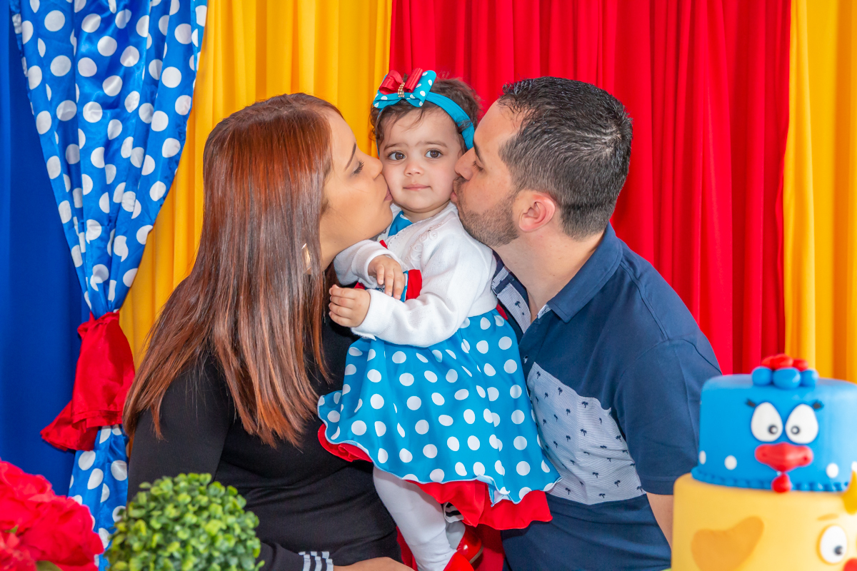 MENINA com seus PAIS em decoração tema GALINHA PINTADINHA no click do FOTÓGRAFO de FESTA INFANTIL em SÃO PAULO, SP em uma imagem colorida