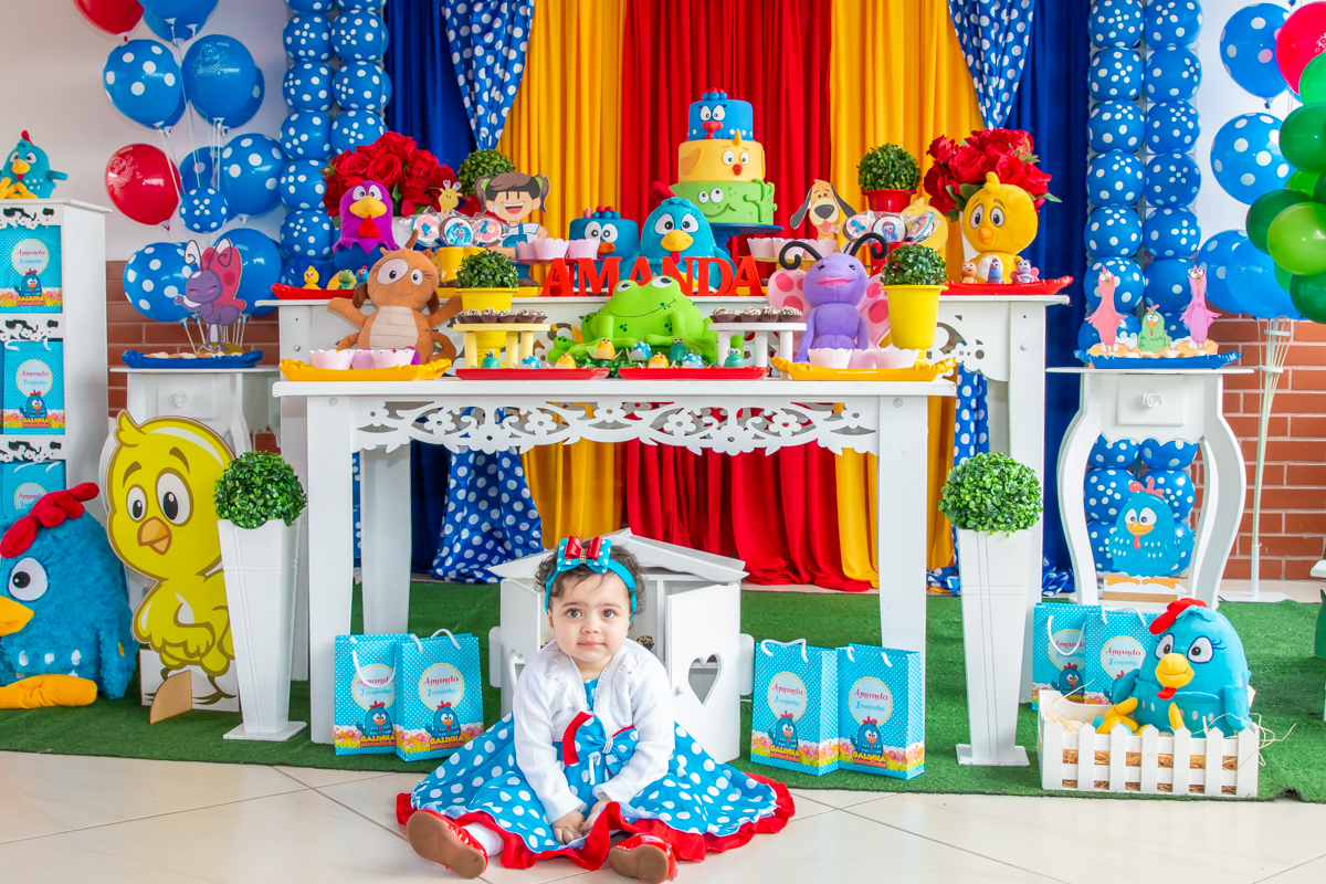 MENINA em decoração tema GALINHA PINTADINHA no click do FOTÓGRAFO de FESTA INFANTIL em SÃO PAULO, SP em uma imagem colorida