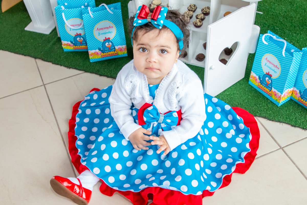MENINA em decoração tema GALINHA PINTADINHA no click do FOTÓGRAFO de FESTA INFANTIL em SÃO PAULO, SP em uma imagem colorida