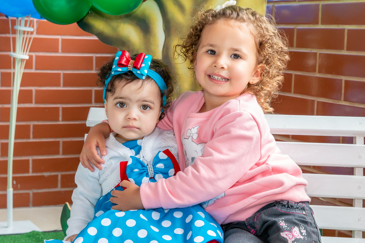 MENINA com sua PRIMA em decoração tema GALINHA PINTADINHA no click do FOTÓGRAFO de FESTA INFANTIL em SÃO PAULO, SP em uma imagem colorida