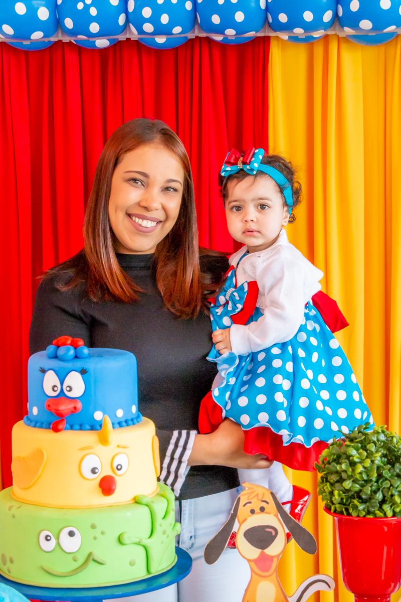 MENINA com sua MÃE em decoração tema GALINHA PINTADINHA no click do FOTÓGRAFO de FESTA INFANTIL em SÃO PAULO, SP em uma imagem colorida