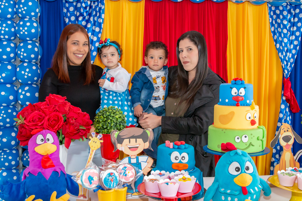 MENINA com sua MÃE em decoração tema GALINHA PINTADINHA no click do FOTÓGRAFO de FESTA INFANTIL em SÃO PAULO, SP em uma imagem colorida