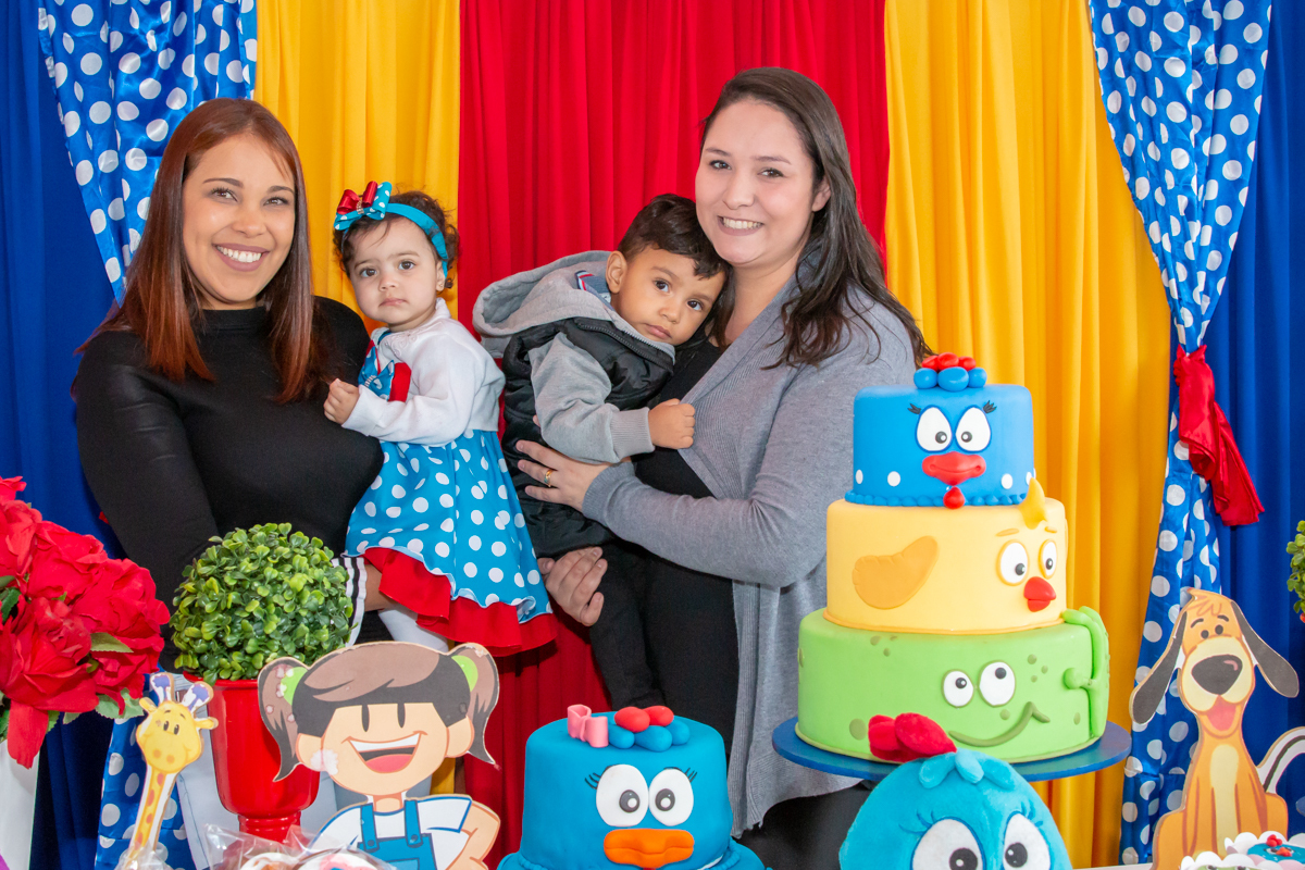 MENINA com sua MÃE em decoração tema GALINHA PINTADINHA no click do FOTÓGRAFO de FESTA INFANTIL em SÃO PAULO, SP em uma imagem colorida