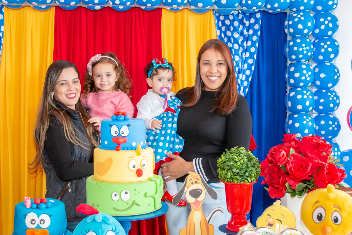 MENINA com sua MÃE em decoração tema GALINHA PINTADINHA no click do FOTÓGRAFO de FESTA INFANTIL em SÃO PAULO, SP em uma imagem colorida