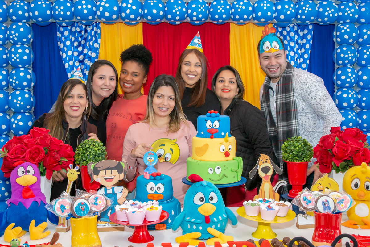 MENINA com sua MÃE em decoração tema GALINHA PINTADINHA no click do FOTÓGRAFO de FESTA INFANTIL em SÃO PAULO, SP em uma imagem colorida