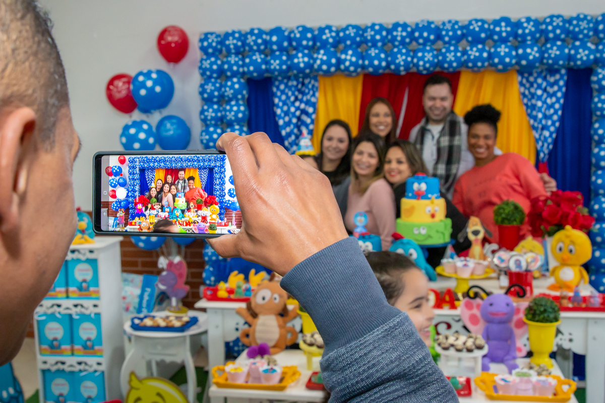 MENINA com sua MÃE em decoração tema GALINHA PINTADINHA no click do FOTÓGRAFO de FESTA INFANTIL em SÃO PAULO, SP em uma imagem colorida