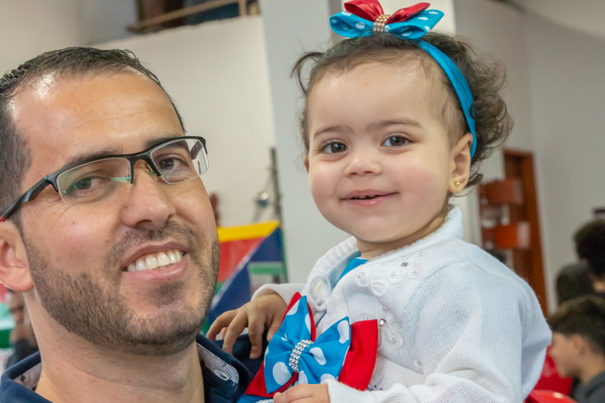 MENINA com seu PAI em decoração tema GALINHA PINTADINHA no click do FOTÓGRAFO de FESTA INFANTIL em SÃO PAULO, SP em uma imagem colorida