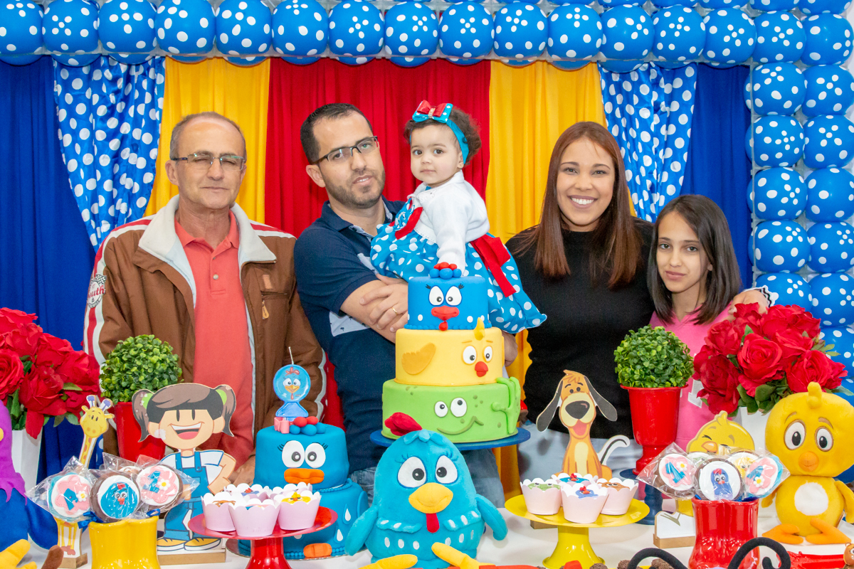 MENINA com sua MÃE em decoração tema GALINHA PINTADINHA no click do FOTÓGRAFO de FESTA INFANTIL em SÃO PAULO, SP em uma imagem colorida