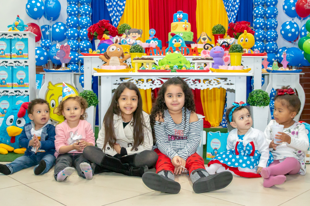 CRIANÇAS em decoração tema GALINHA PINTADINHA no click do FOTÓGRAFO de FESTA INFANTIL em SÃO PAULO, SP em uma imagem colorida