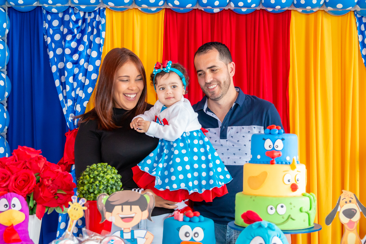 MENINA com seus PAIS em decoração tema GALINHA PINTADINHA no click do FOTÓGRAFO de FESTA INFANTIL em SÃO PAULO, SP em uma imagem colorida