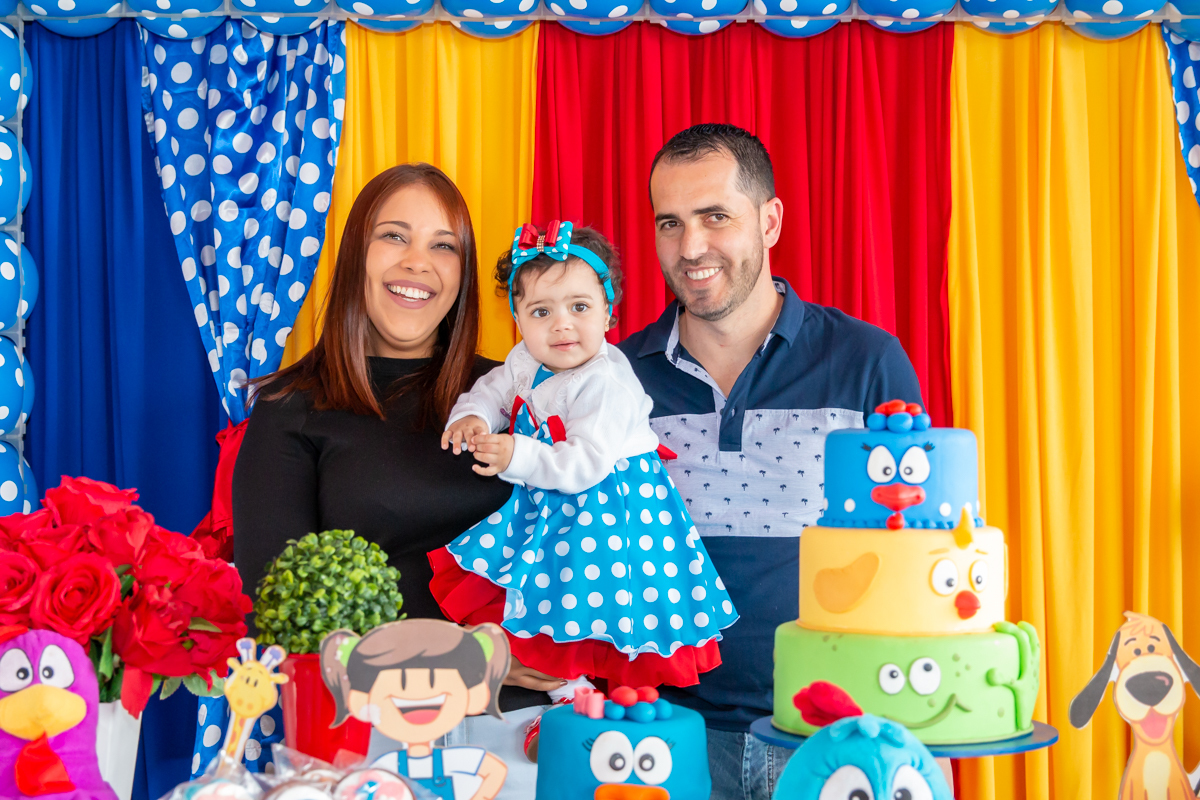 MENINA com seus PAIS em decoração tema GALINHA PINTADINHA no click do FOTÓGRAFO de FESTA INFANTIL em SÃO PAULO, SP em uma imagem colorida