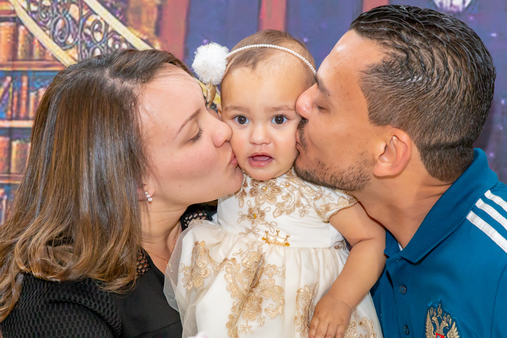 MENINA com seus PAIS em frente a decoração tema a BELA e a FERA no click do FOTÓGRAFO de FESTA INFANTIL em SÃO PAULO, SP em uma imagem colorida