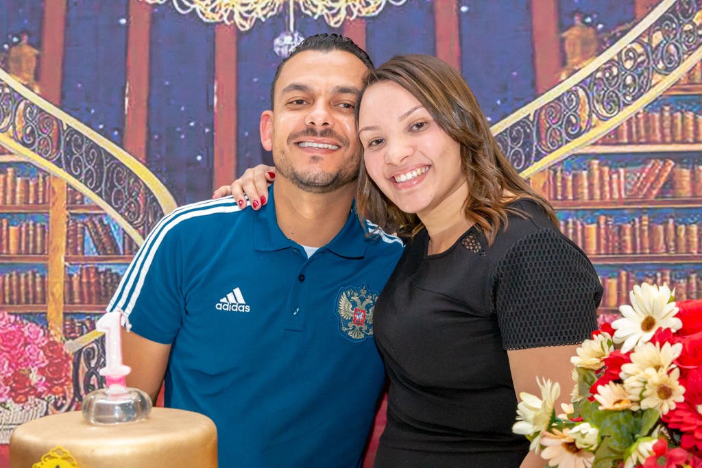 MENINA com seus PAIS em frente a decoração tema a BELA e a FERA no click do FOTÓGRAFO de FESTA INFANTIL em SÃO PAULO, SP em uma imagem colorida