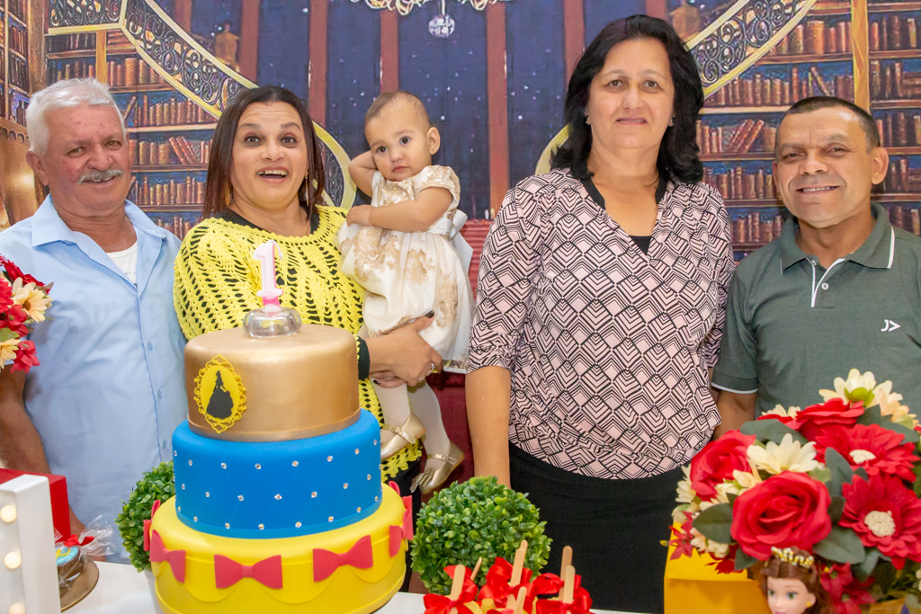 MENINA com seus AVÓS em frente a decoração tema a BELA e a FERA no click do FOTÓGRAFO de FESTA INFANTIL em SÃO PAULO, SP em uma imagem colorida