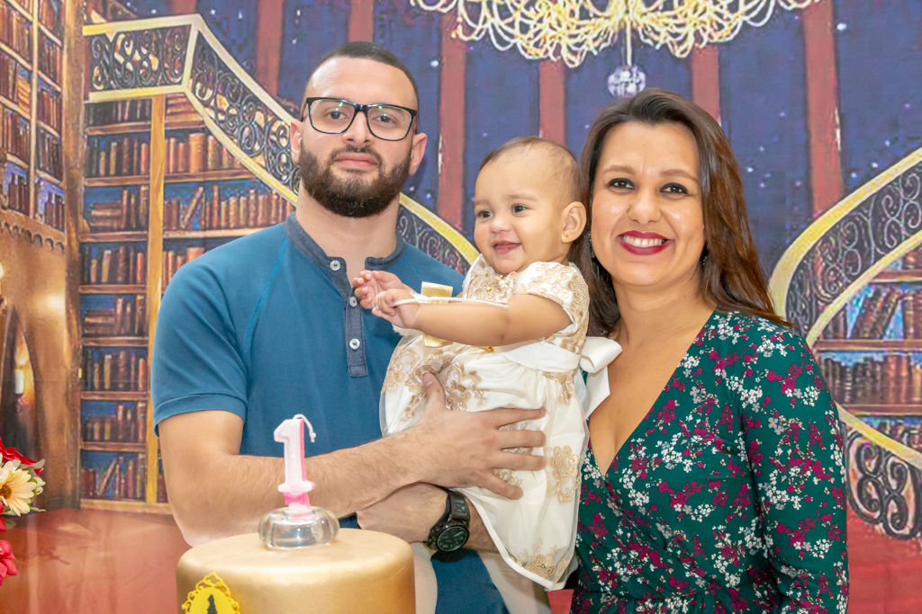 MENINA com seus PADRINHOS em frente a decoração tema a BELA e a FERA no click do FOTÓGRAFO de FESTA INFANTIL em SÃO PAULO, SP em uma imagem colorida