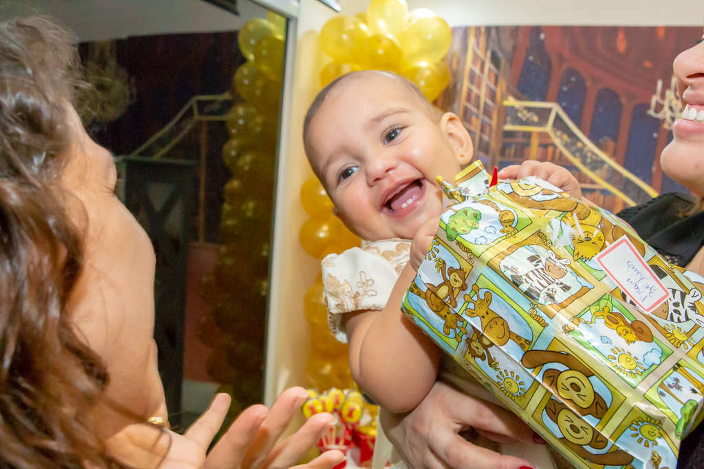 MENINA com seus PAIS em frente a decoração tema a BELA e a FERA no click do FOTÓGRAFO de FESTA INFANTIL em SÃO PAULO, SP em uma imagem colorida
