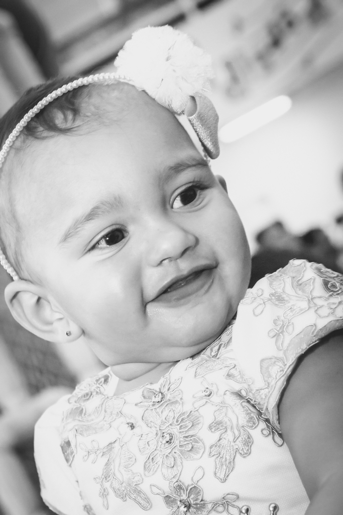 MENINA com seus PAIS em frente a decoração tema a BELA e a FERA no click do FOTÓGRAFO de FESTA INFANTIL em SÃO PAULO, SP em uma imagem PB