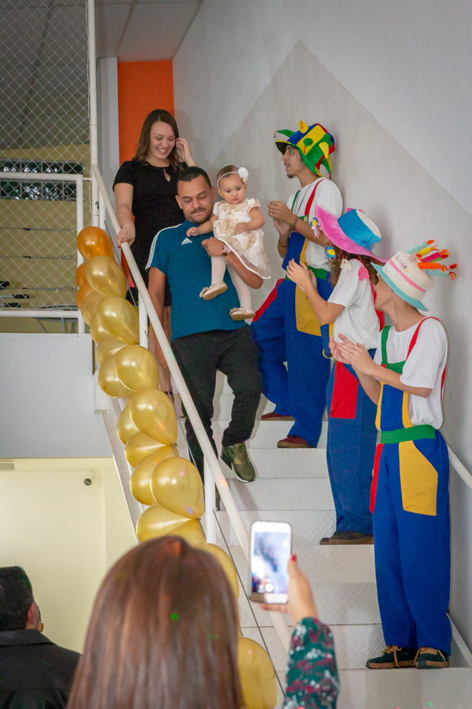 MENINA com seus PAIS em frente a decoração tema a BELA e a FERA no click do FOTÓGRAFO de FESTA INFANTIL em SÃO PAULO, SP em uma imagem colorida