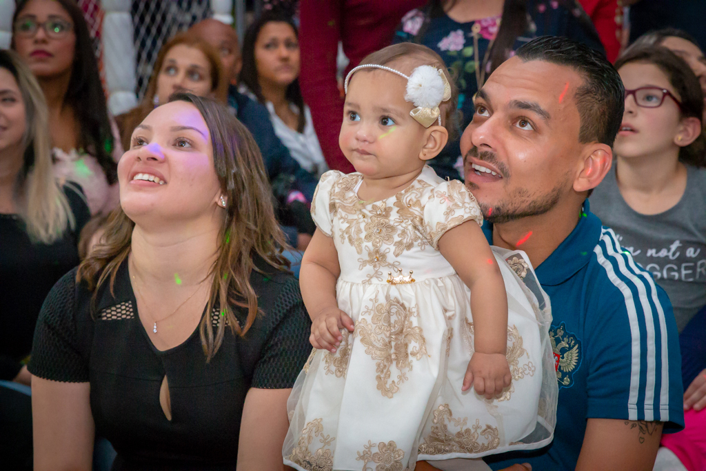 MENINA com seus PAIS em frente a decoração tema a BELA e a FERA no click do FOTÓGRAFO de FESTA INFANTIL em SÃO PAULO, SP em uma imagem colorida