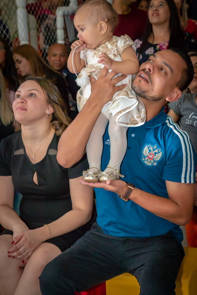 MENINA com seus PAIS em frente a decoração tema a BELA e a FERA no click do FOTÓGRAFO de FESTA INFANTIL em SÃO PAULO, SP em uma imagem colorida
