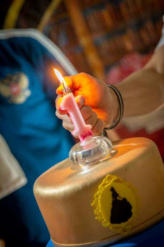 MENINA com seus PAIS em frente a decoração tema a BELA e a FERA no click do FOTÓGRAFO de FESTA INFANTIL em SÃO PAULO, SP em uma imagem colorida