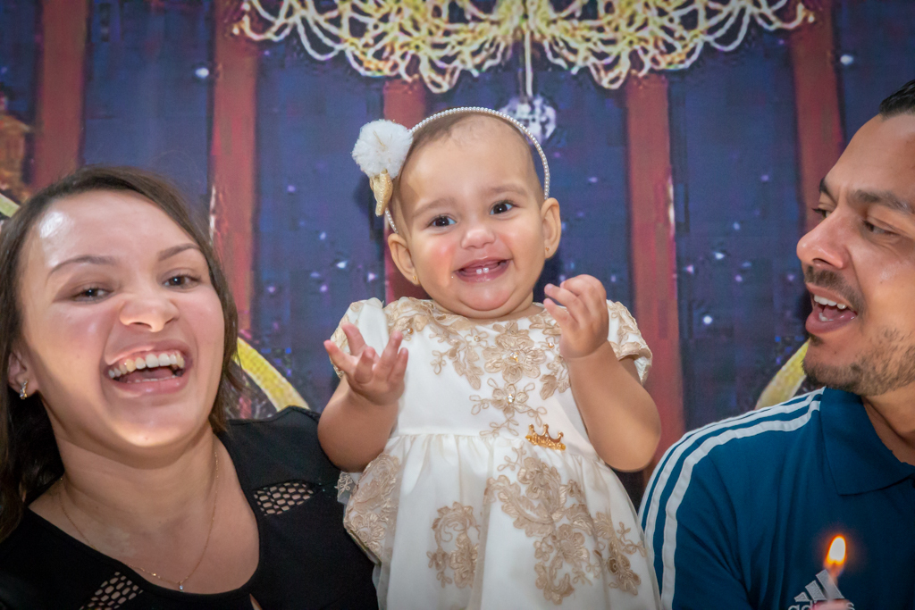 MENINA com seus PAIS cantando PARABÉNS em frente a decoração tema a BELA e a FERA no click do FOTÓGRAFO de FESTA INFANTIL em SÃO PAULO, SP em uma imagem colorida
