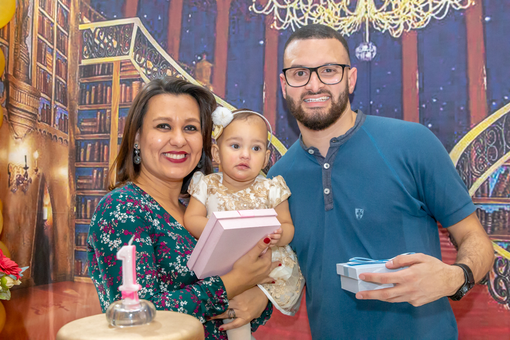 MENINA com seus PAIS cantando PARABÉNS em frente a decoração tema a BELA e a FERA no click do FOTÓGRAFO de FESTA INFANTIL em SÃO PAULO, SP em uma imagem colorida
