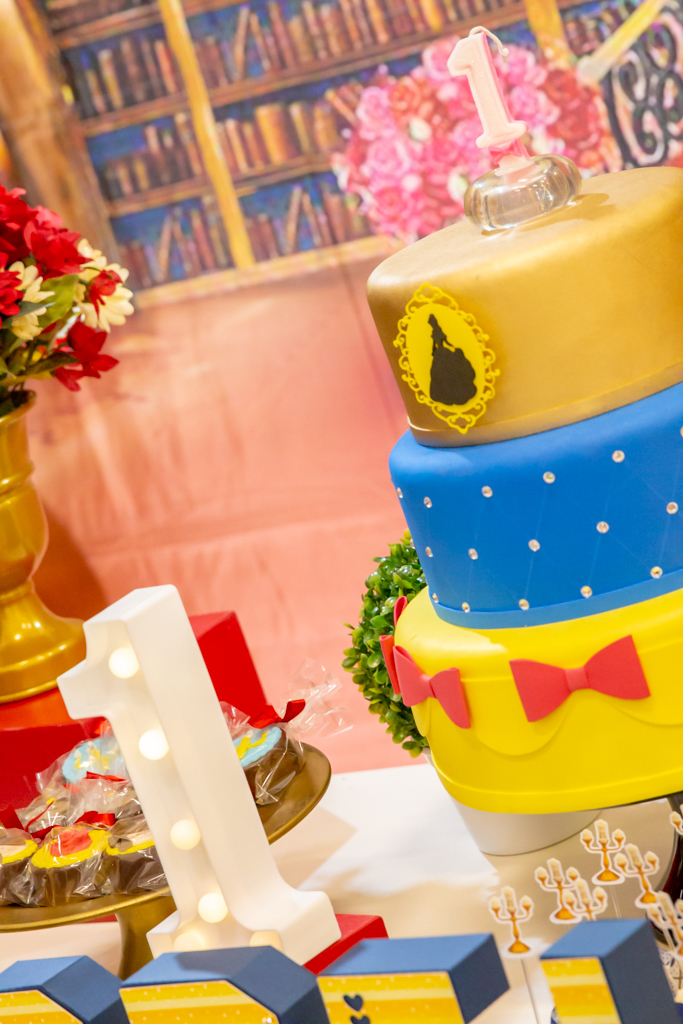 Decoração tema a BELA e a FERA no click do FOTÓGRAFO de FESTA INFANTIL em SÃO PAULO, SP em uma imagem colorida