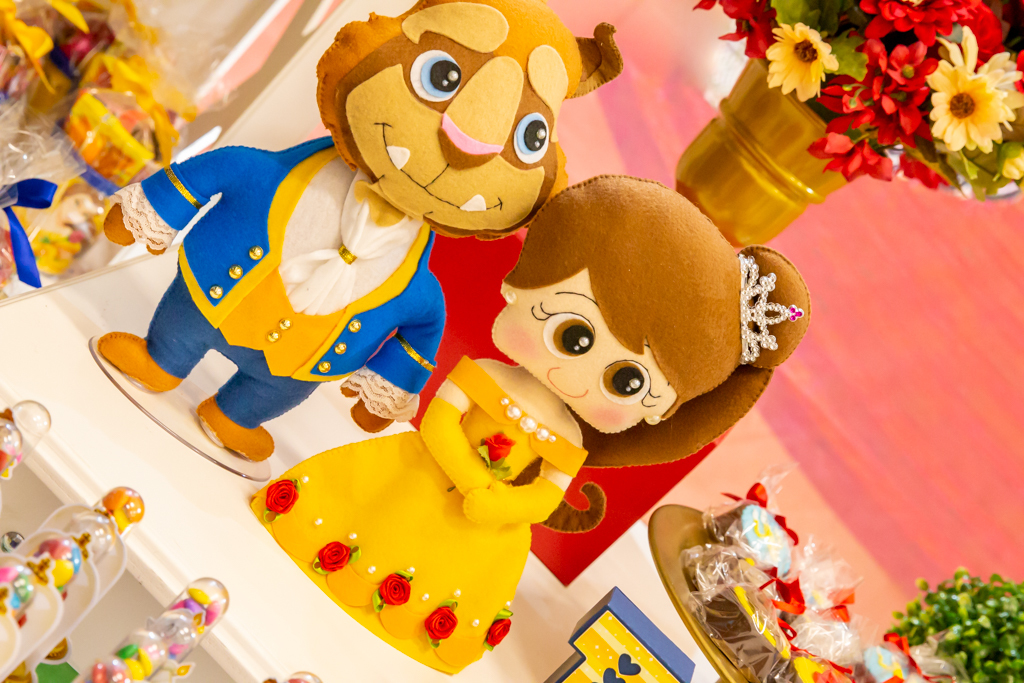 Decoração tema a BELA e a FERA no click do FOTÓGRAFO de FESTA INFANTIL em SÃO PAULO, SP em uma imagem colorida