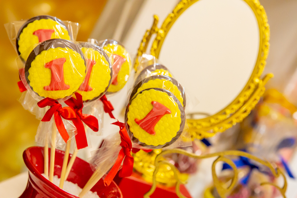 Decoração tema a BELA e a FERA no click do FOTÓGRAFO de FESTA INFANTIL em SÃO PAULO, SP em uma imagem colorida