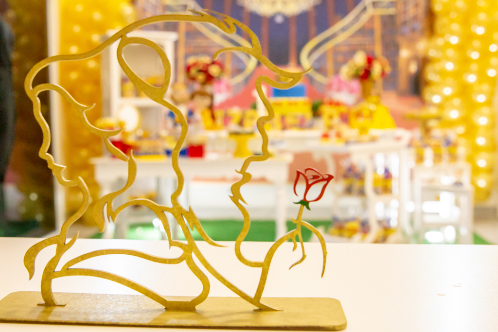 Decoração tema a BELA e a FERA no click do FOTÓGRAFO de FESTA INFANTIL em SÃO PAULO, SP em uma imagem colorida