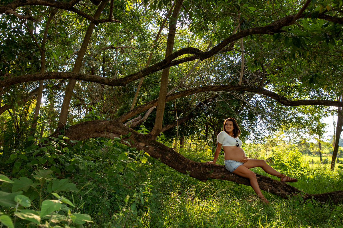 Mulher GRÁVIDA com a BARRIGA de fora, posando em ENSAIO GESTANTE em um SÍTIO, em click do FOTÓGRAFO de GESTANTE.