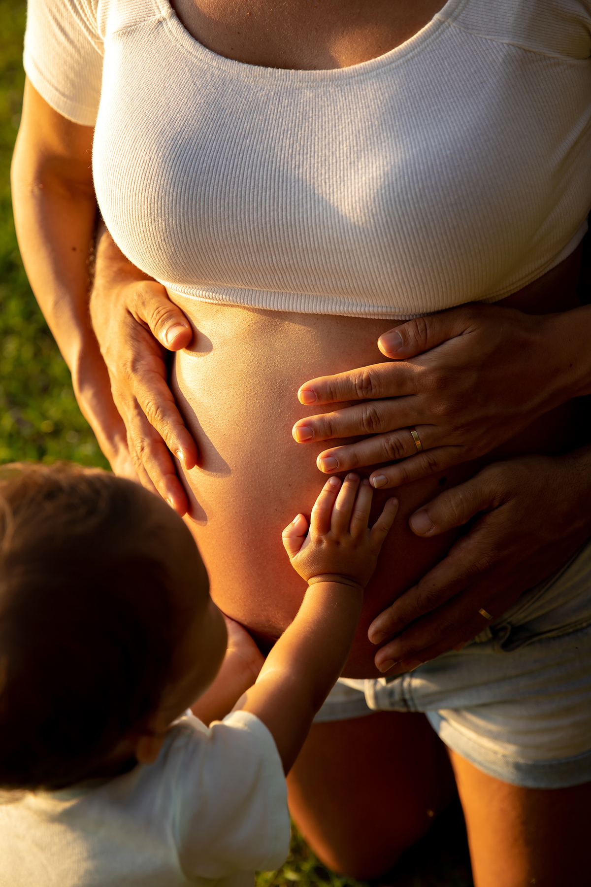 Mulher GRÁVIDA com a BARRIGA de fora, posando em ENSAIO GESTANTE com a FILHA em um SÍTIO, em click do FOTÓGRAFO de GESTANTE.