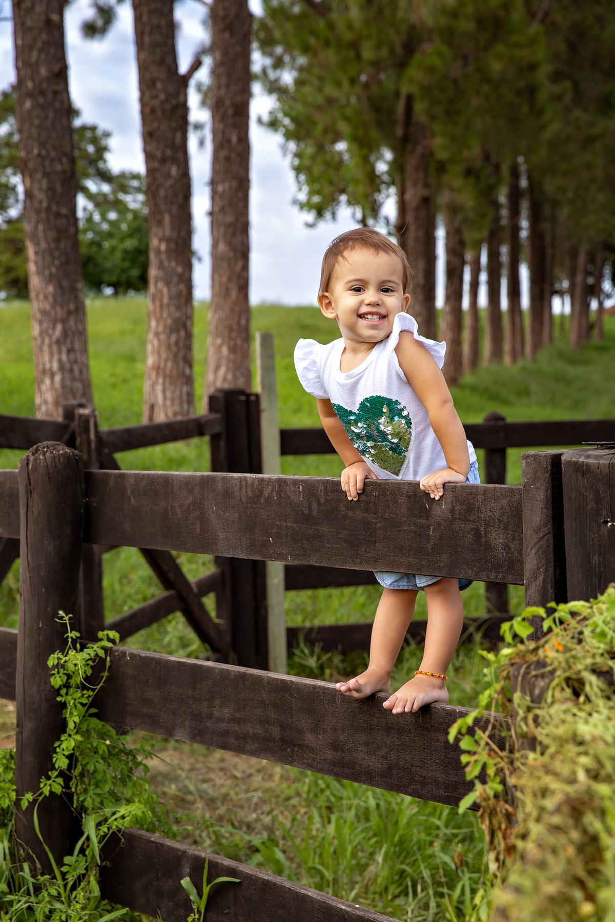 Menina de DOIS ANOS, posando em ENSAIO GESTANTE em um SÍTIO, em click do FOTÓGRAFO de GESTANTE.