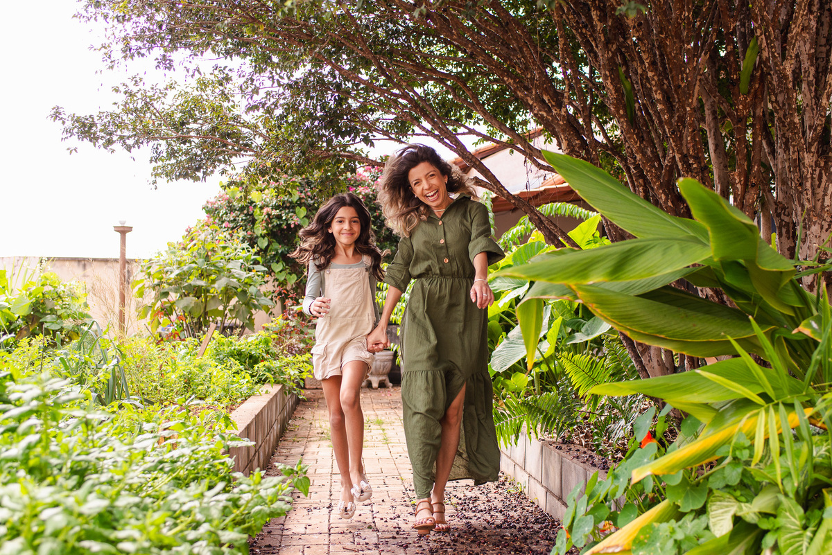 mãe e filha sessão de fotos espontaneas