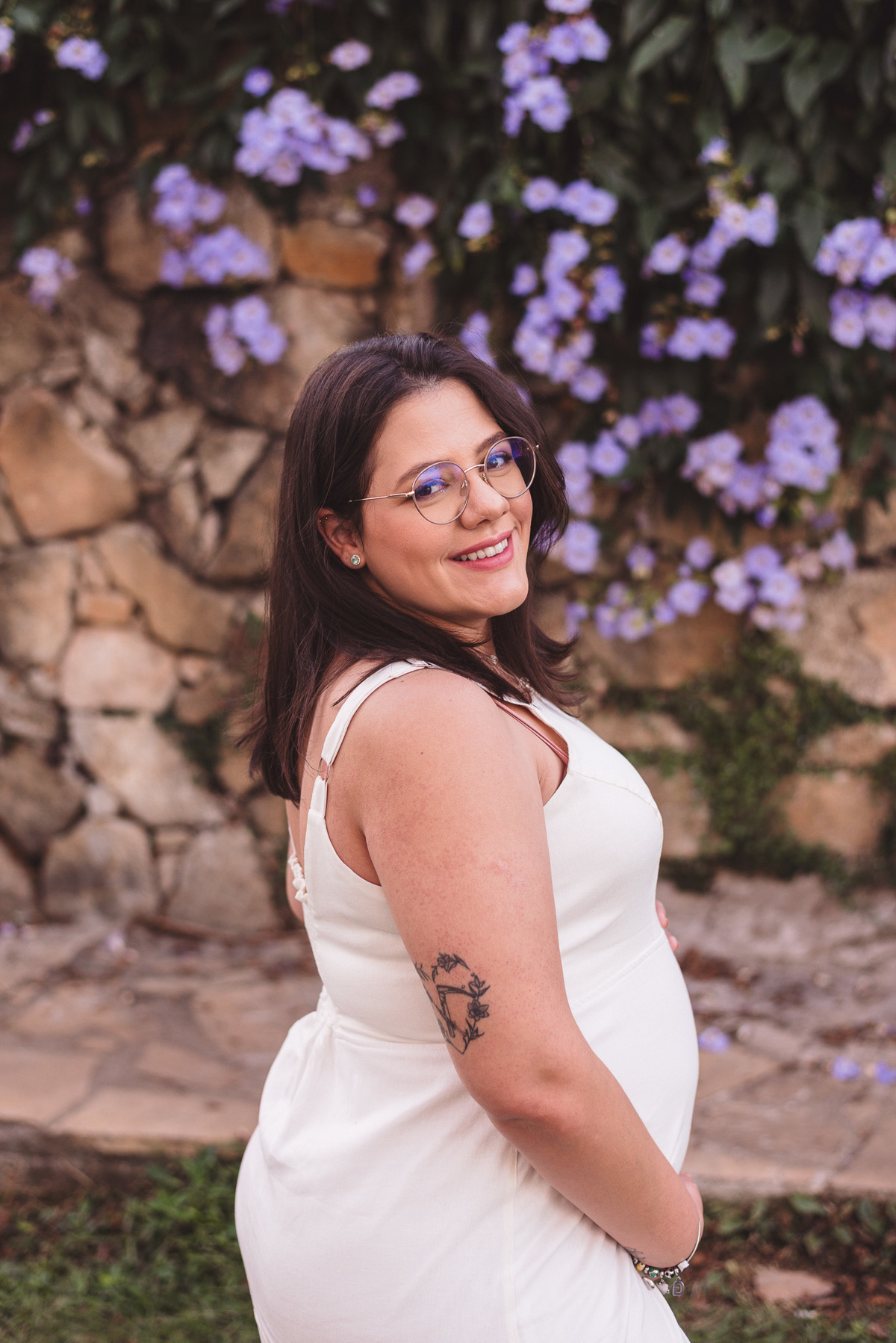 gestante com flores ao fundo